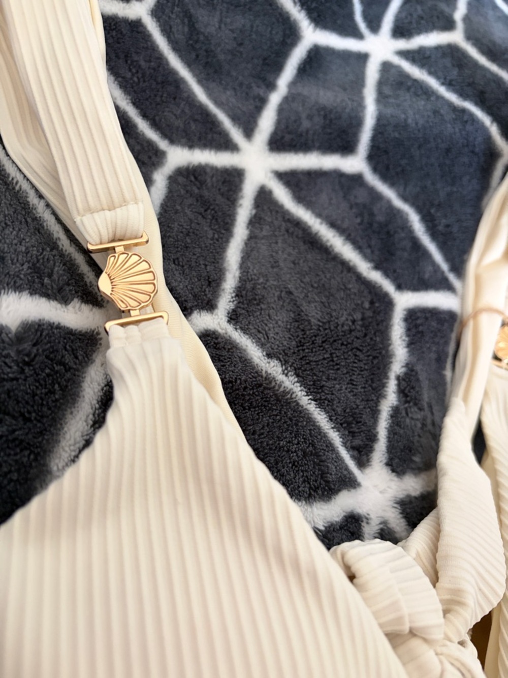BERLOOK Off White Gold Shell Bikini - Picture 6 of 15